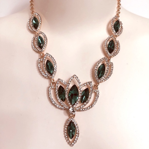 BRAND NEW SET NECKLACE & EARRINGS EMBELLISHED GREEN CRYSTAL - Picture 3 of 7